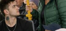 Otobüste iki çocuklu bir kadın ortalığı karıştırıp
